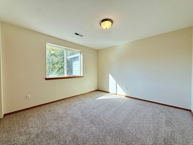 Building Photo - **$500 OFF THE FIRST MONTH'S RENT** Spacio...