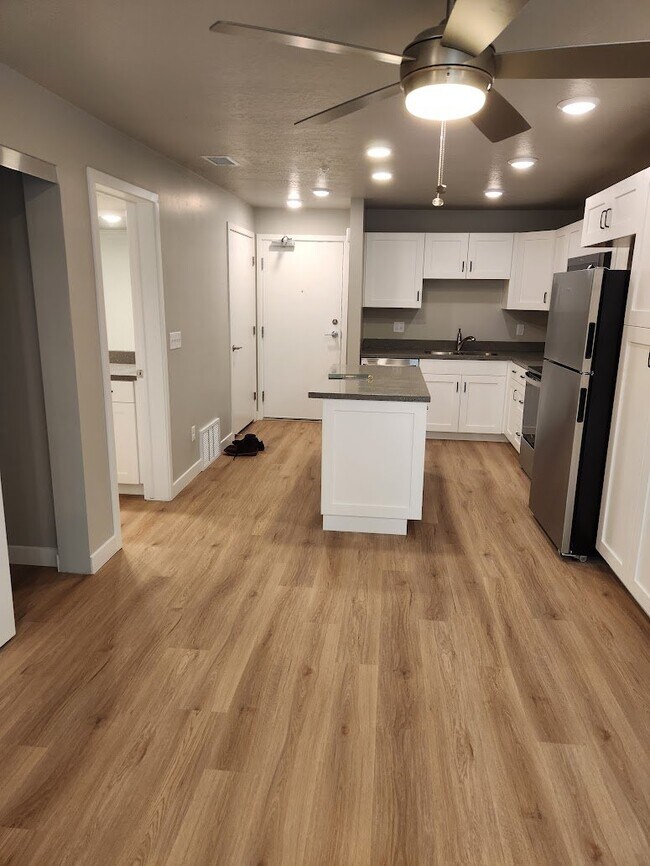 Building Photo - 1032 E 400 S