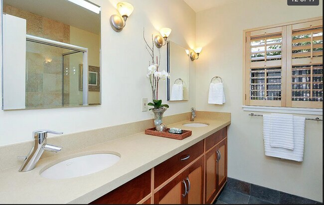 bath - 1076 Euclid Ave