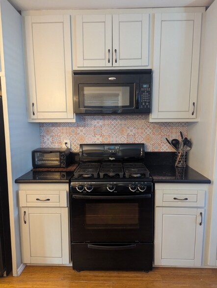 Building Photo - 518 S Kern Ave