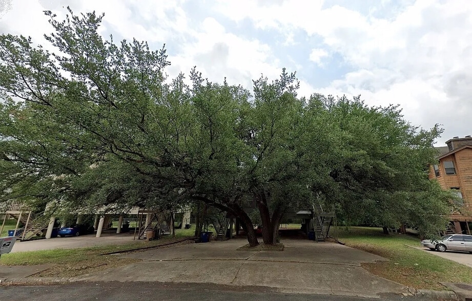 Building Photo - Room in Apartment on Indio Dr