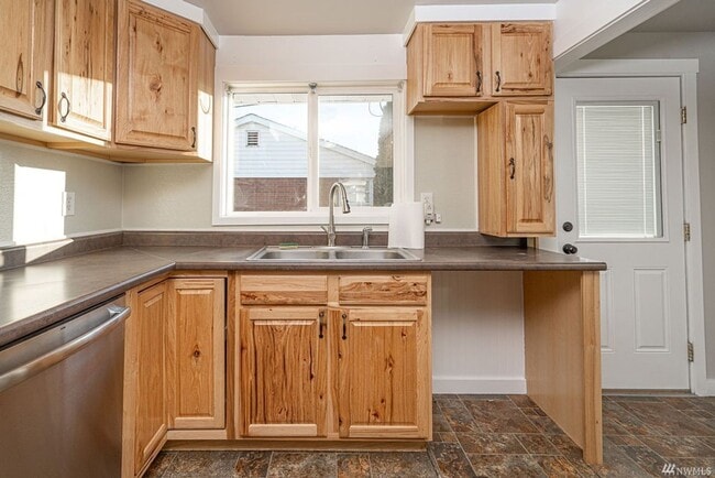 Building Photo - Updated Home W/ Detached Garage