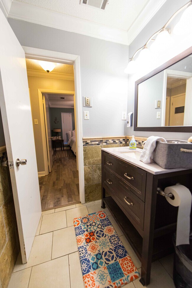 Building Photo - 2200 Romine Rd