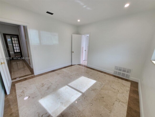 Building Photo - 825 Cremona Ave