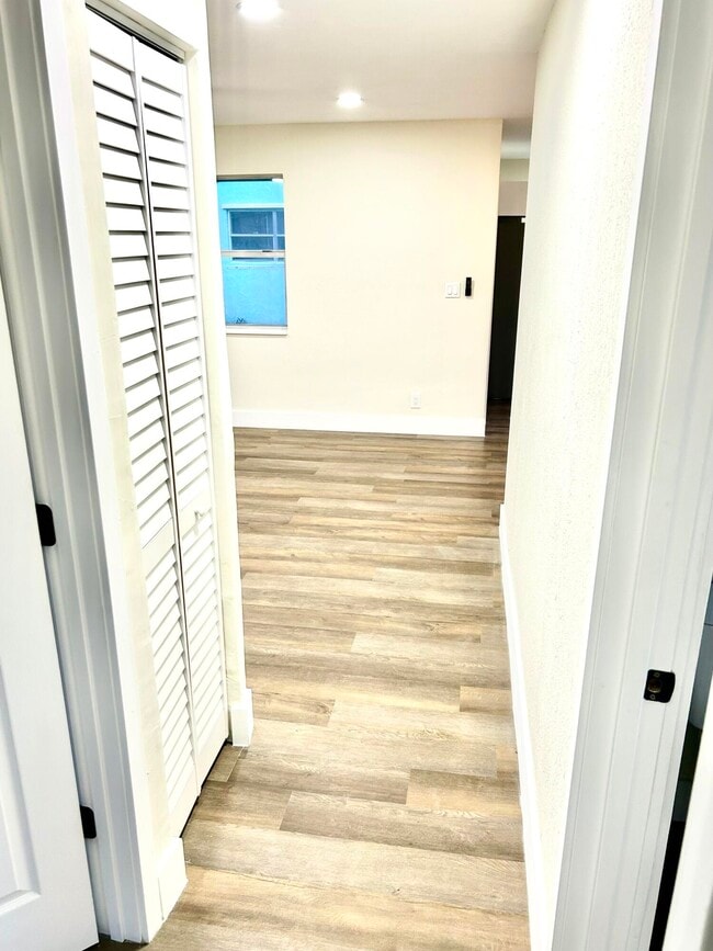 Building Photo - 1210 W 26th Ct