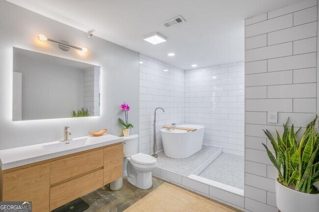 Building Photo - 174 Chester Ave SE