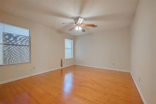 Building Photo - 3812 Redbud Dr