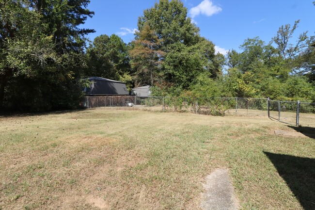 Building Photo - Large Pell City Home