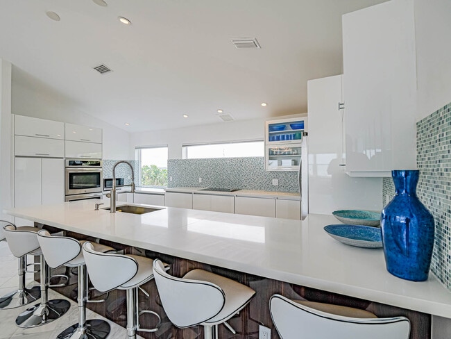 Building Photo - 12936 Jimmy Buffett Mem Hwy