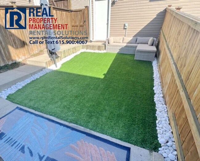 Building Photo - Wonderful townhome 15 min. to downtown Nashville- pool, tennis courts & fitness center!