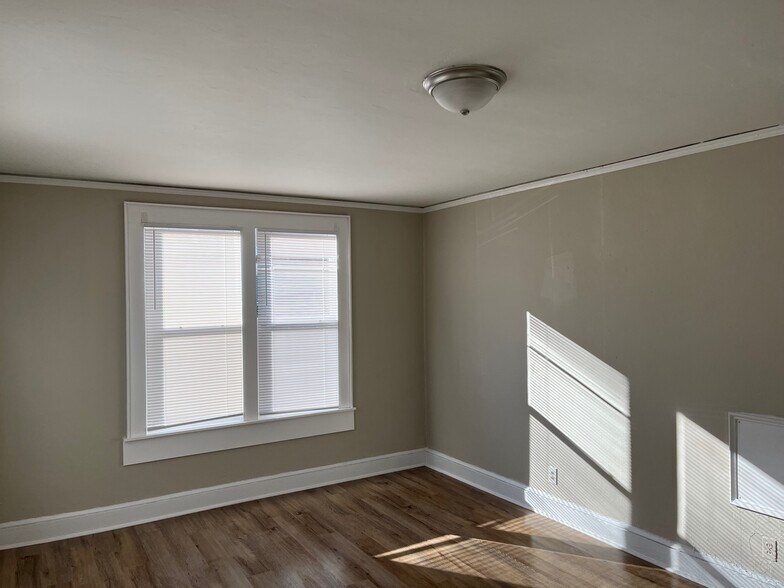 Building Photo - 438 3rd Ave SW