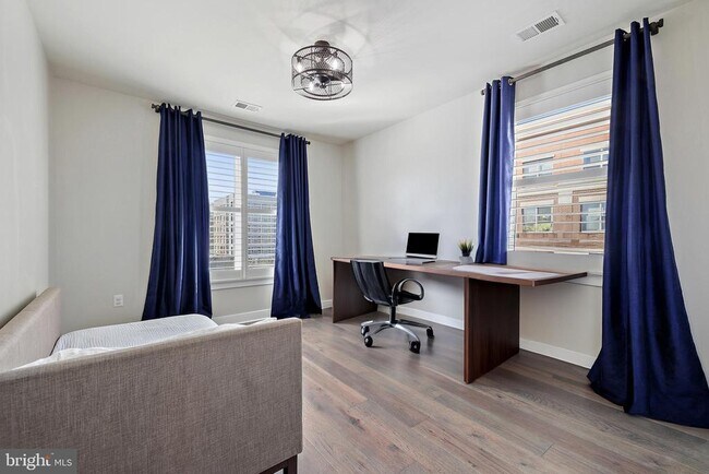 Building Photo - 621 Bluemont Ave