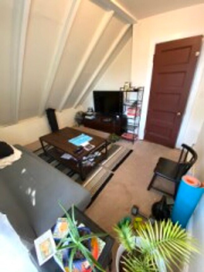 Building Photo - Allston 4.5 Bed  2 Bath - 9/1