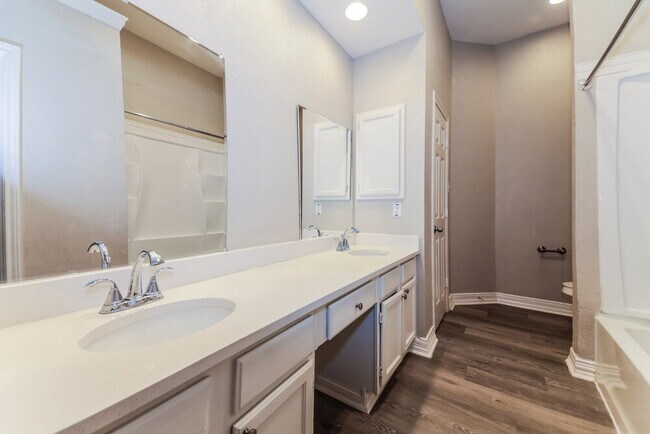 Building Photo - 703 Deep Well Dr