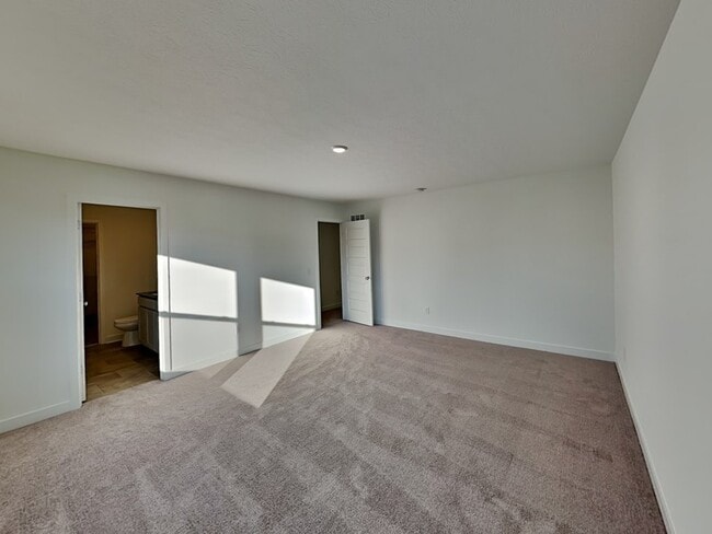 Building Photo - 748 Felix Dr