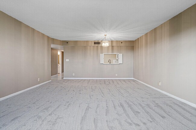 Building Photo - 3200 Port Royale Dr N