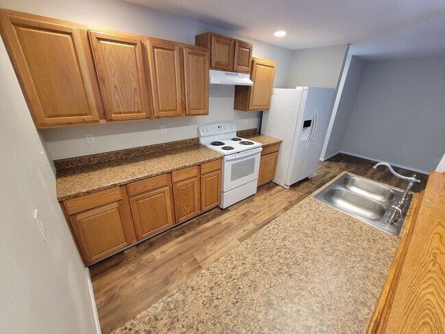 Building Photo - Freshly Painted Duplex in the Heart of Sil...