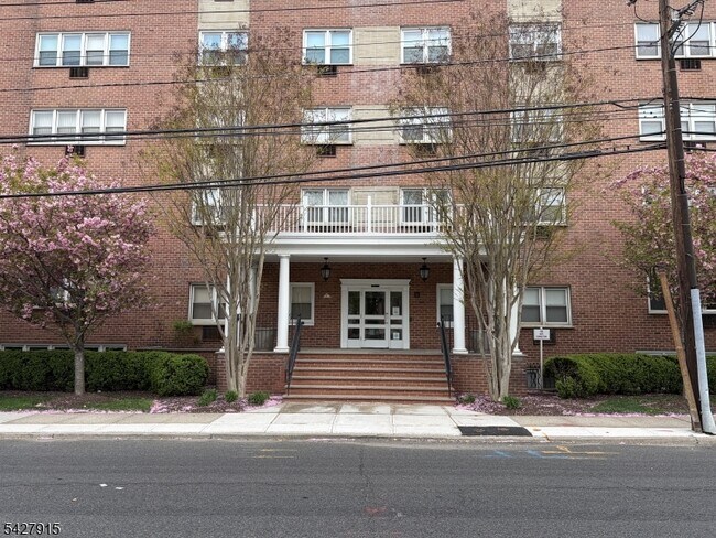Building Photo - 467 Valley St