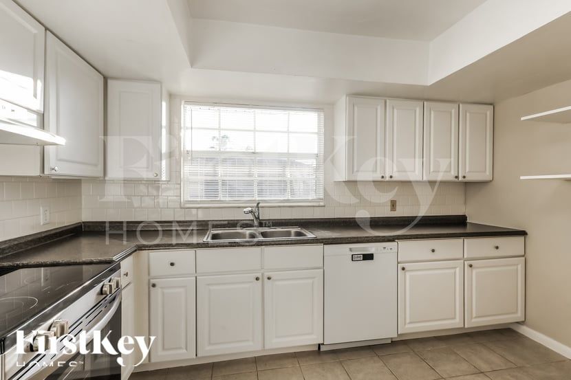 Building Photo - 18525 Sebring Rd