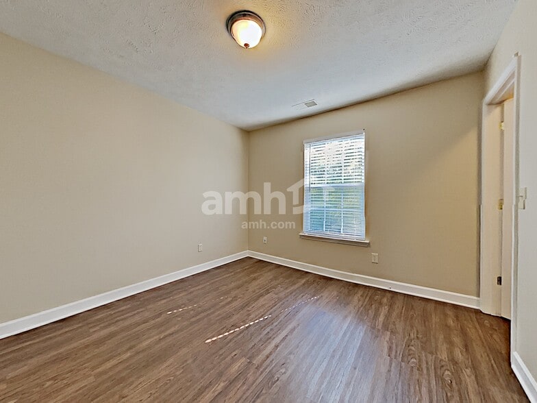 Building Photo - 8026 Meadowview Ln