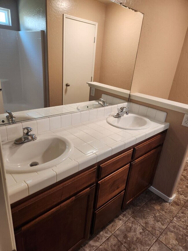 Building Photo - 2884 Sauvignon St