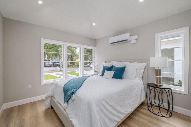 Building Photo - Adorable rental available in heart of Orlando !