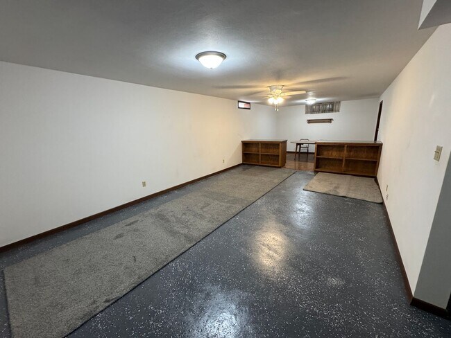 Building Photo - 3 bedroom 2 bath home with a bonus room in Davenport