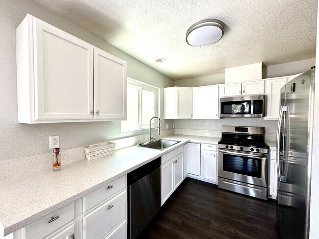 Building Photo - 4BD/3BA Henderson Townhome with Fireplace,...