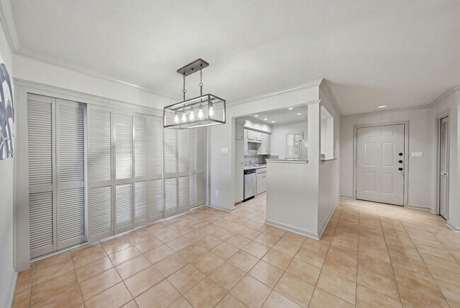 Building Photo - 2744 Briarhurst Dr
