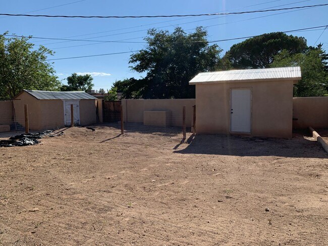 Building Photo - Splendid 4 Bedroom, 1.5 Bath Home Near Kirtland AFB! Available Now!