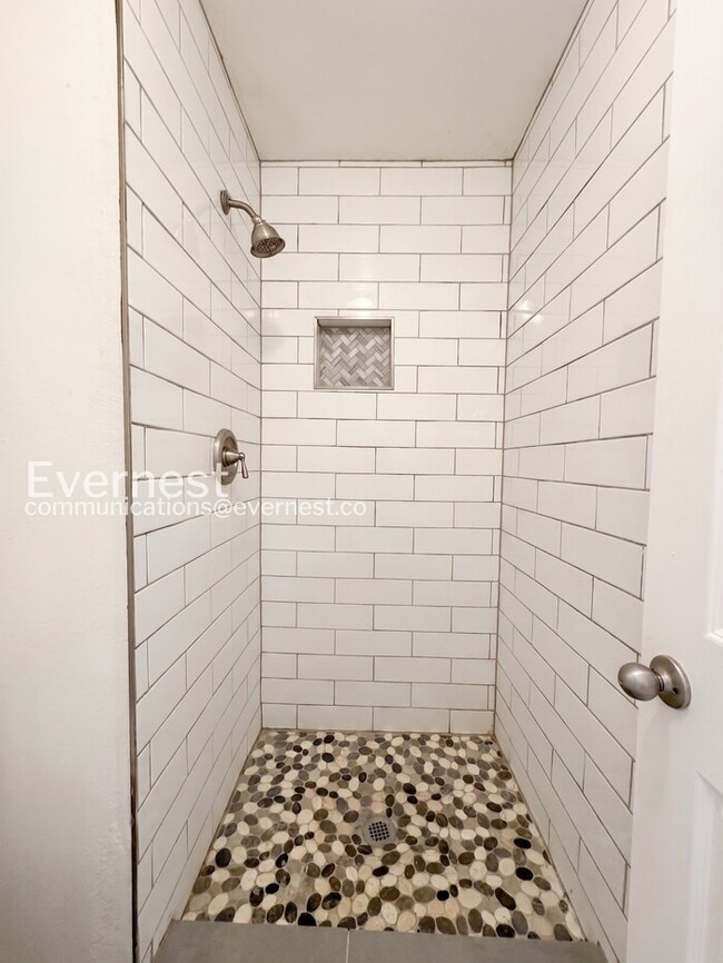 Building Photo - 3 Bed/2.5 Bath Townhome with Fenced Yard / Available Now!