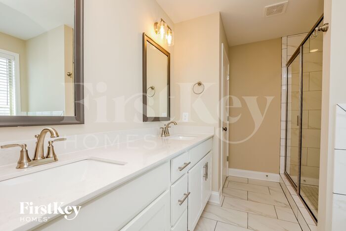 Building Photo - 711 Banister Dr