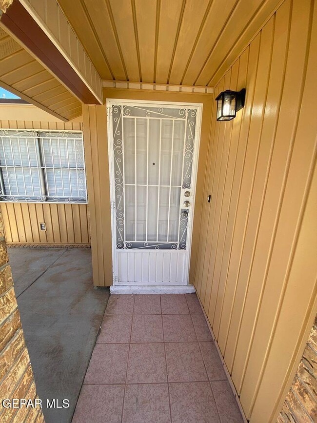 Building Photo - 11369 Lake Loy Dr