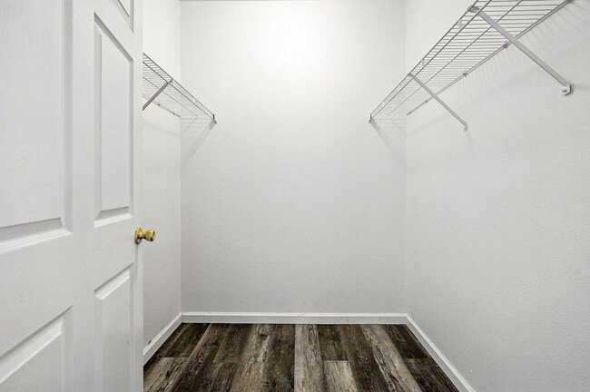 Building Photo - Immaculate Updated 2-Bedroom, 2-Bath Groun...