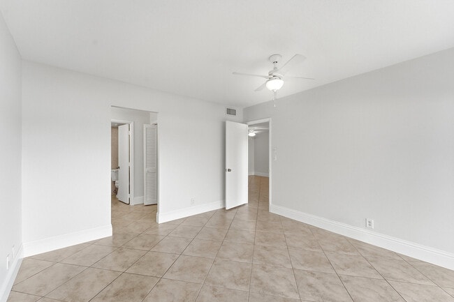 Building Photo - 1427 E Hillsboro Blvd