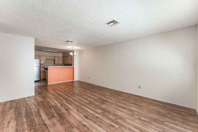 Building Photo - Single Story  2 bedroom and 2 bathroom Con...
