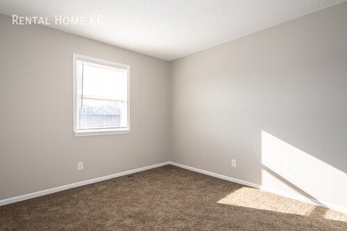 Building Photo - Roomy 3-bed/2-bath Duplex w/Fin Bsmt, fenc...