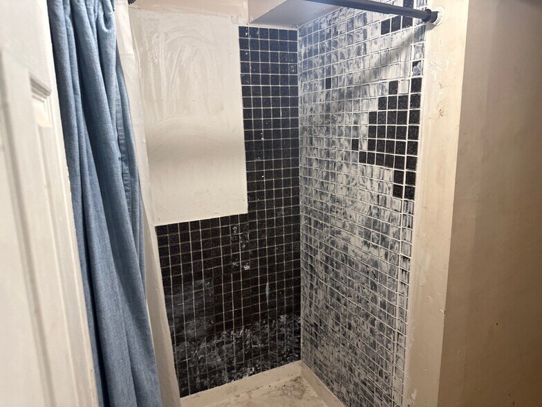 Building Photo - 805 S Hickory St