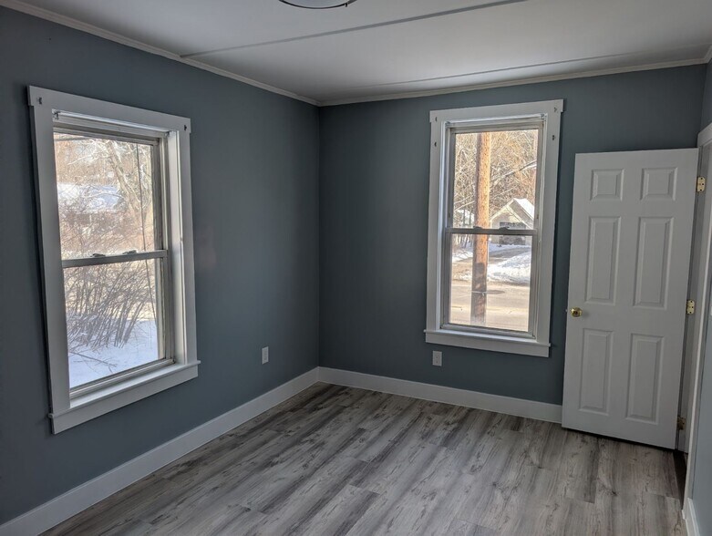 Bedroom - 353 N State St