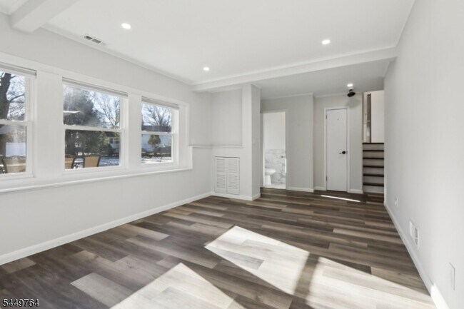 Building Photo - 287 Country Club Dr