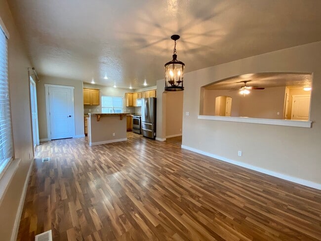 Building Photo - Lovely 4 Bedroom (+ Large bonus room) in B...