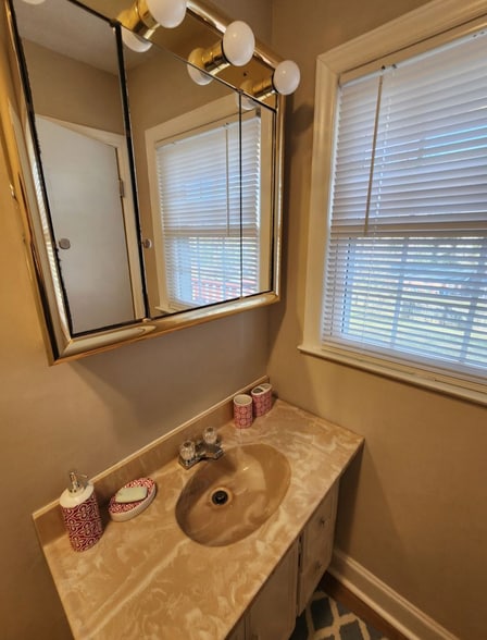 Building Photo - Room in House on Edith Ave