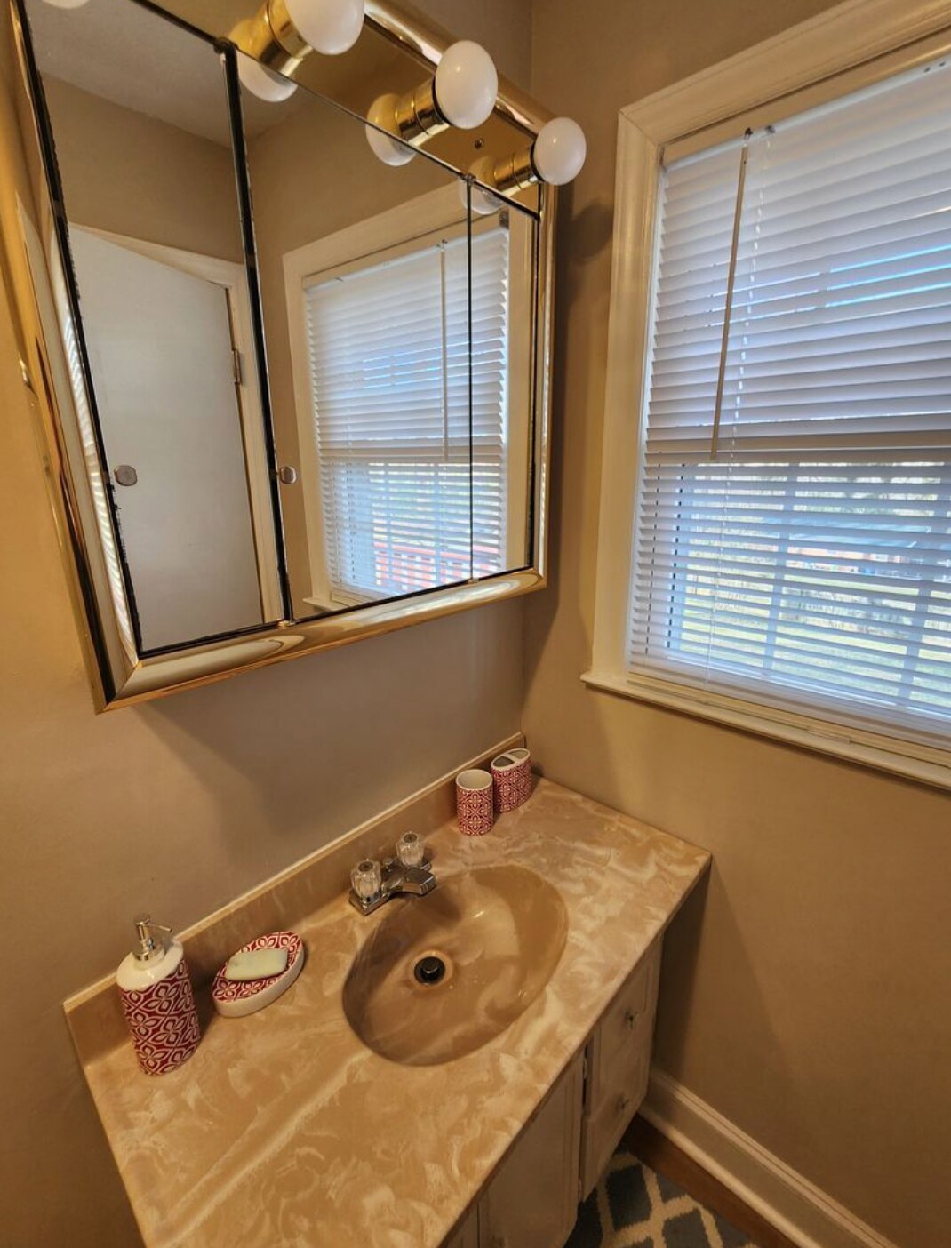 Building Photo - Room in House on Edith Ave