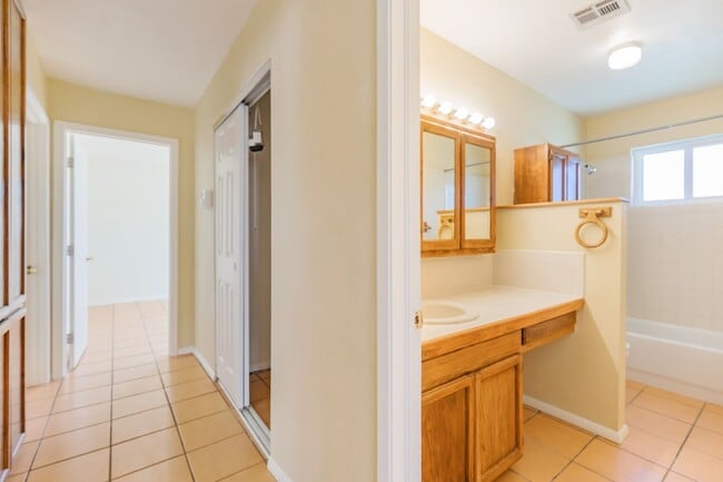 Building Photo - 3 Bedroom 2 Bath Home