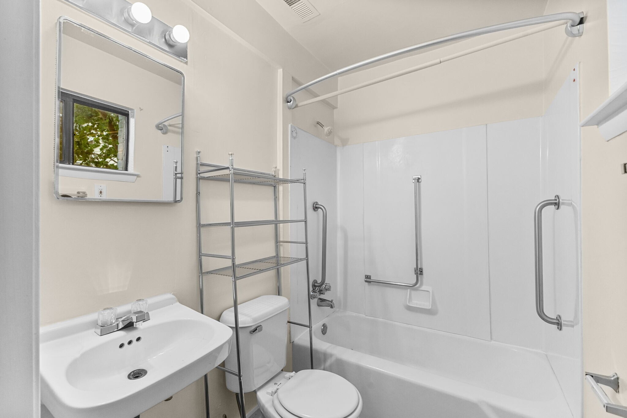 Building Photo - 483 W Ocean View Ave