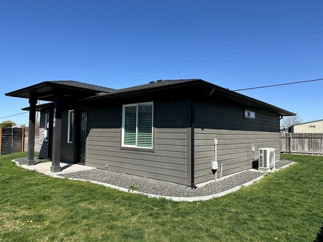 Building Photo - A Bright & Contemporary Home in Pasco