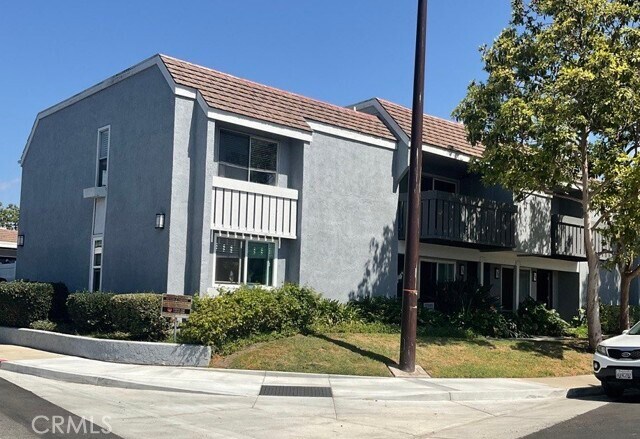 Building Photo - 48 Fallbrook