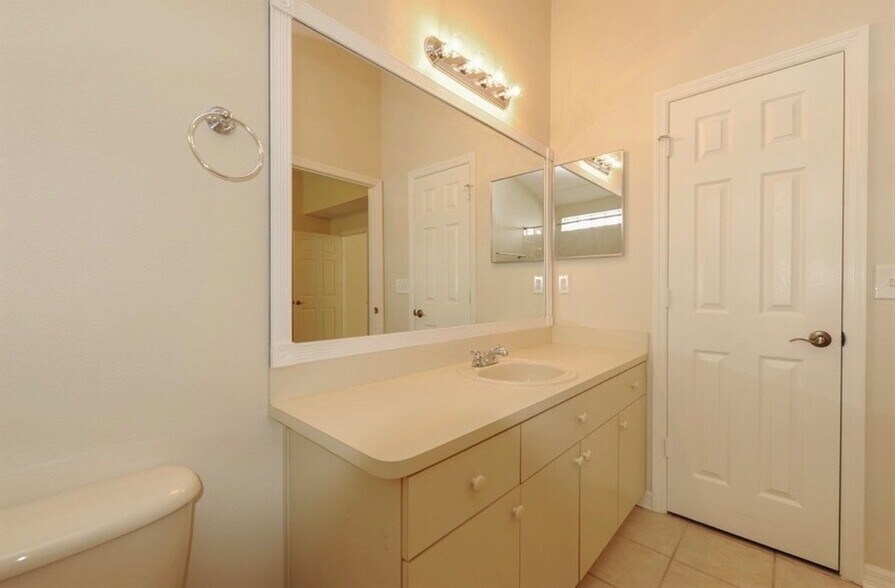 Building Photo - 545 Penns Neck Dr