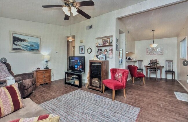 Building Photo - 2404 Cottonwood Dr