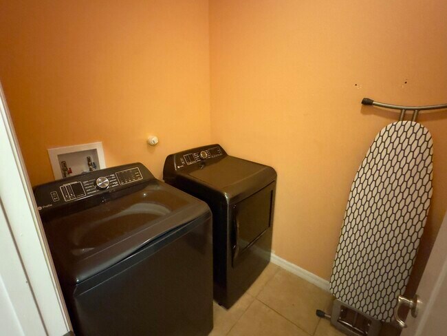 Building Photo - 520 SW Dailey Ave